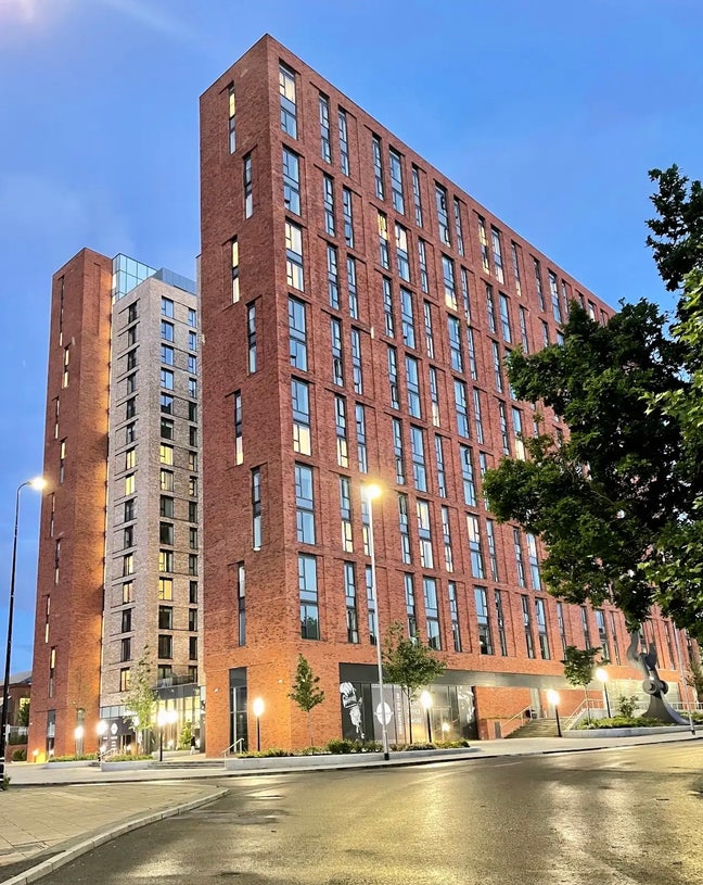 Stunning 2bed, 2bath apartment  Main Photo