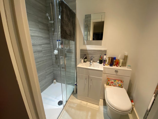 Woman- large en-suite 7 mins Surbiton station Main Photo