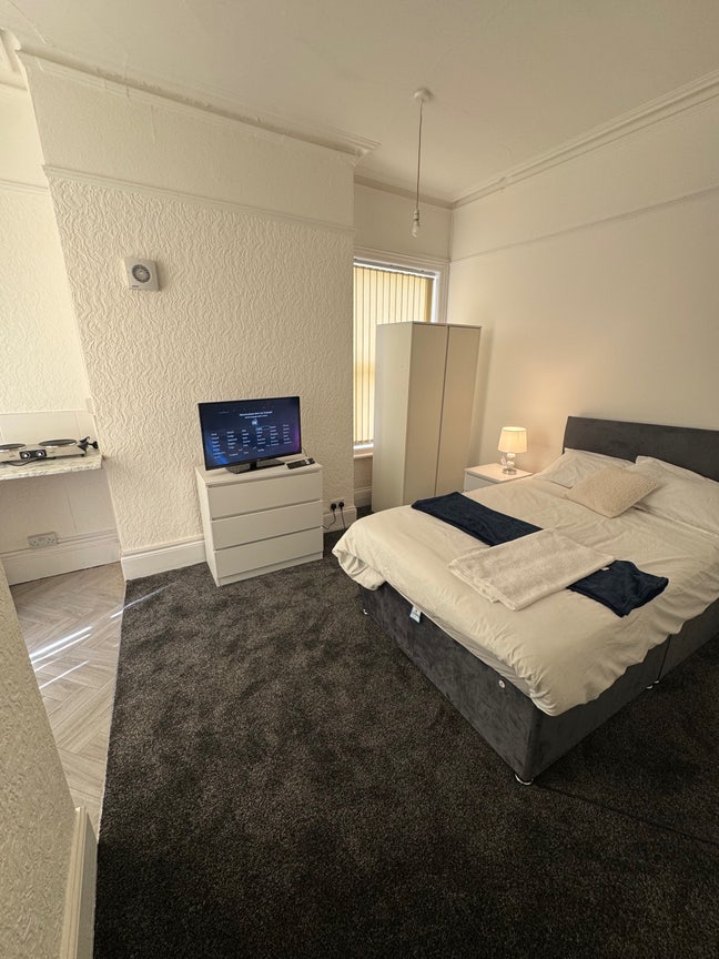 Modern 6 Bedroom En-Suite Kitchenettes HMO LU2 7PJ Main Photo