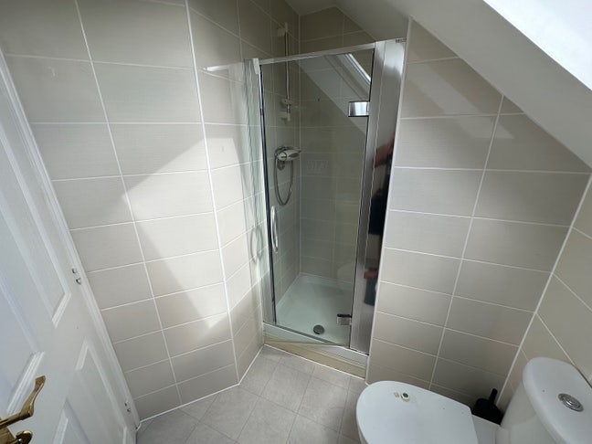 Large En-suite Double Room in Modern Home Main Photo
