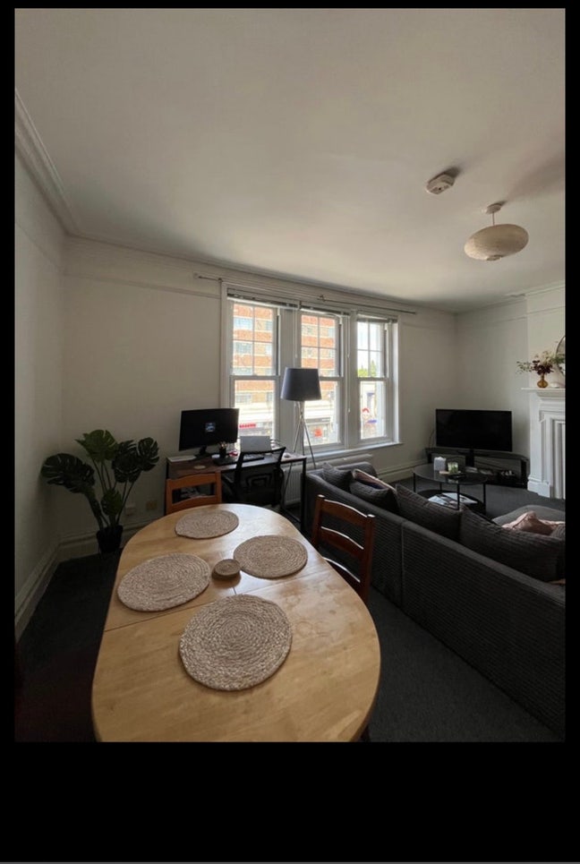 Spacious double room in Clapham South with balcony Main Photo