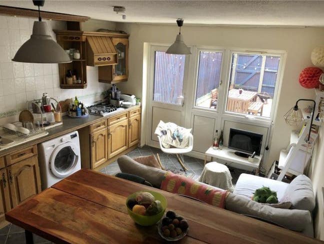 Double room in friendly Clapton share house Main Photo