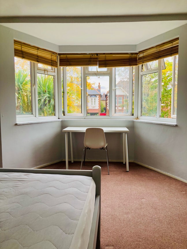 Newly refurbished and freshly painted double room  Main Photo