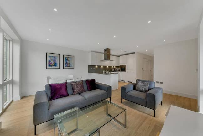 Buddy Up in a Modern & Luxurious 2-Bedroom Flat Main Photo