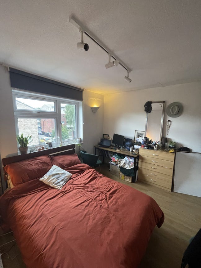 Double room in friendly Clapton share house Main Photo
