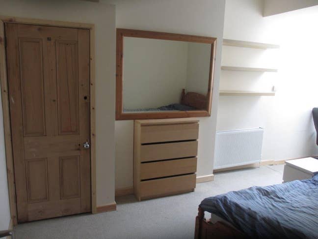 1 double sized room in a large shared house  Main Photo