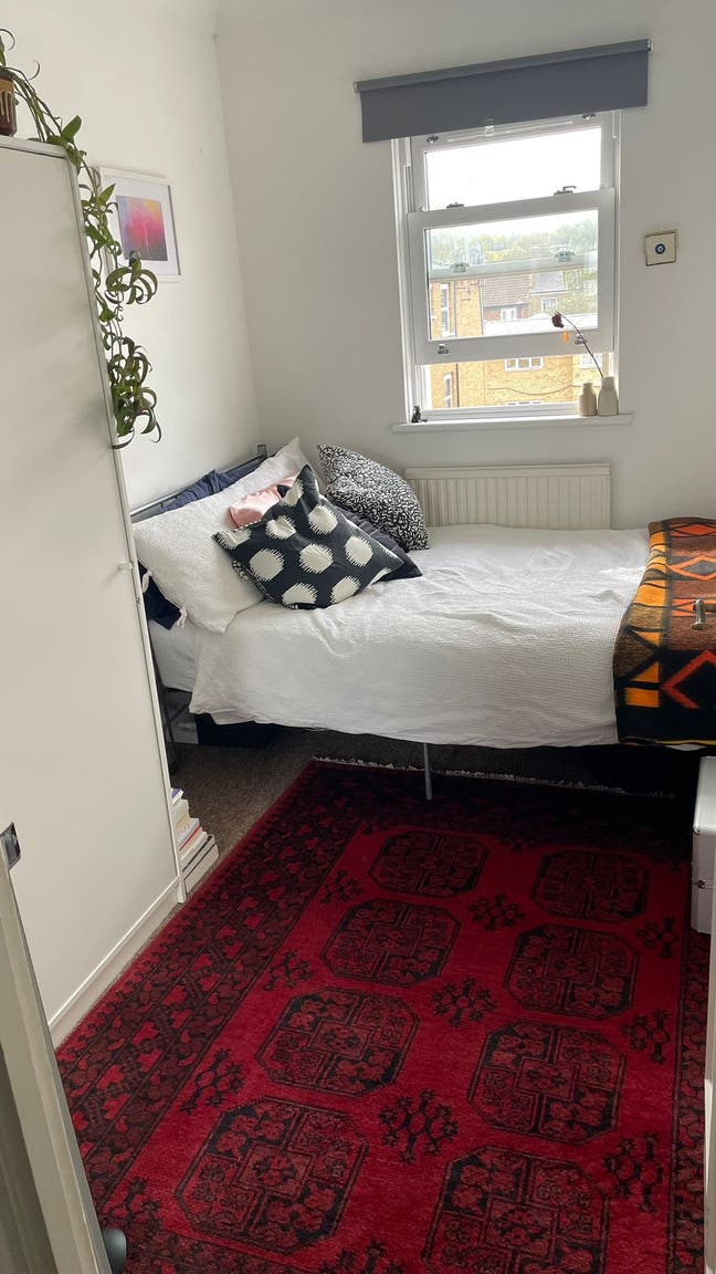 Small Double Room beside Victoria Park, E9 Main Photo