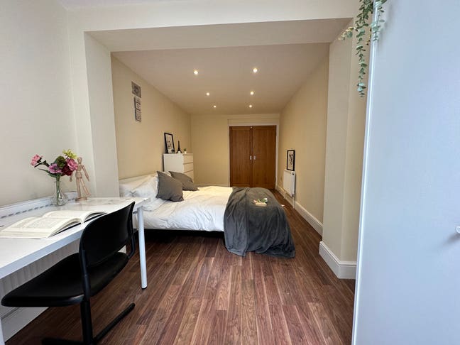 🛏️ Bright Room Near Arsenal Station – Zone 1/2 Main Photo