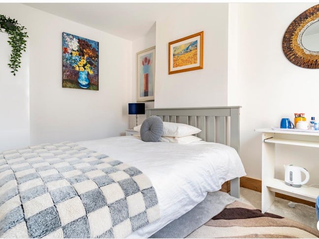 Room in a nice and clean house Main Photo