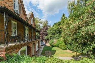 OX1   Stunning 2B Apartment Central with Parking ! Main Photo