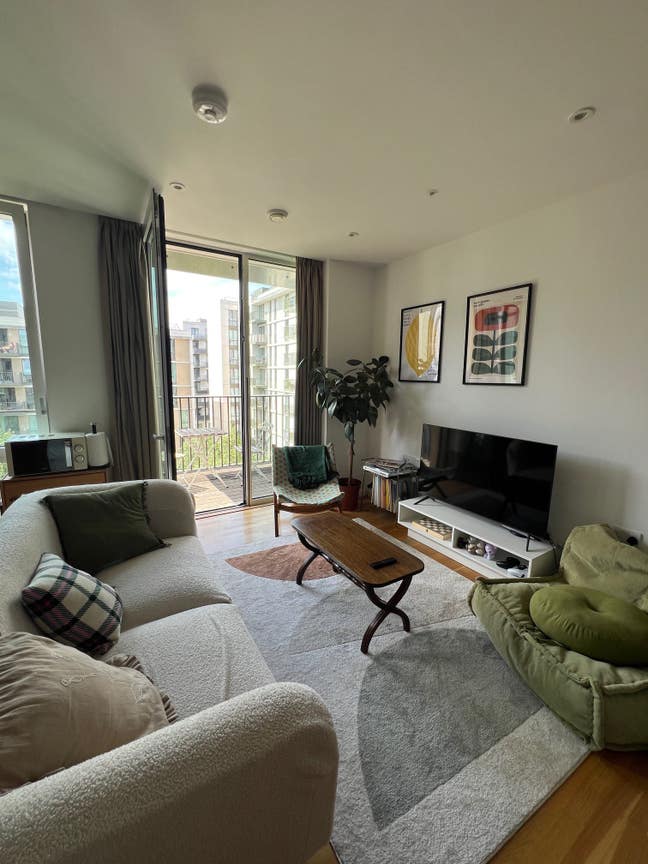 (Short Term) Large & Bright Ensuite Room in E20 Main Photo
