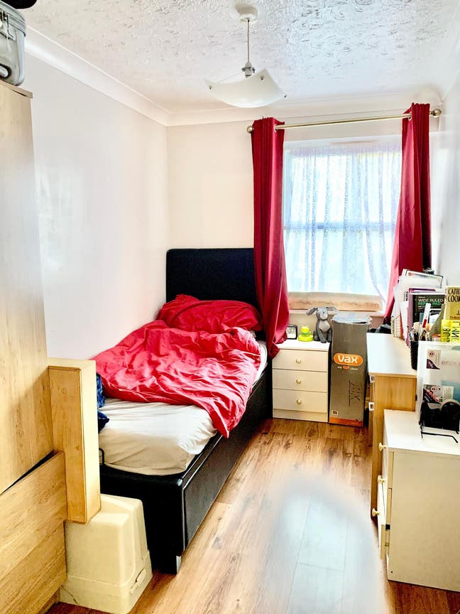 Single  Room  is  available  for  rent  -  IG1 Main Photo