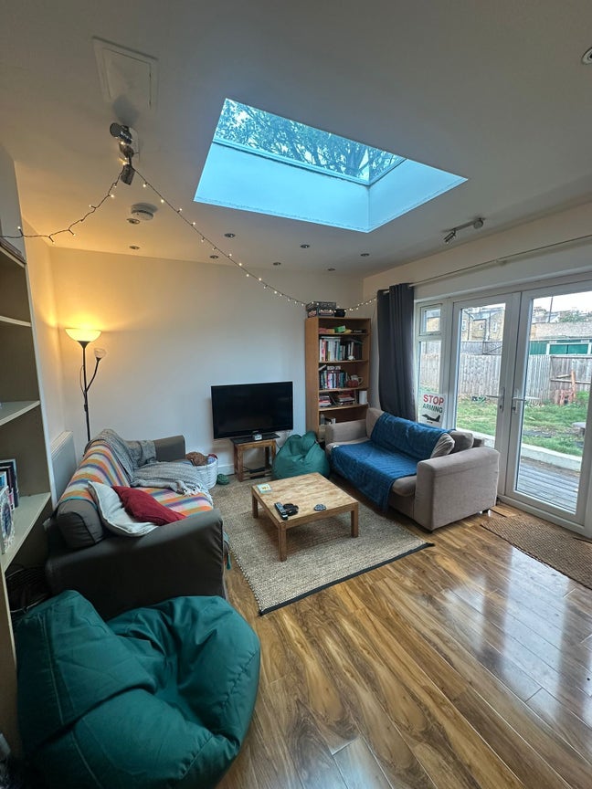 Double room in Colliers Wood flatshare Main Photo