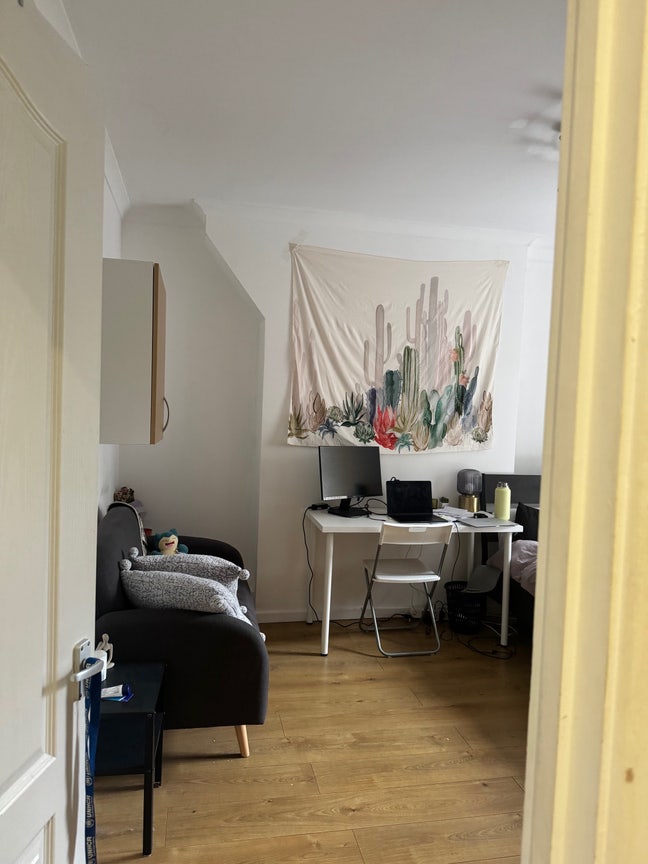Looking for a short-term sublet (large double) Main Photo