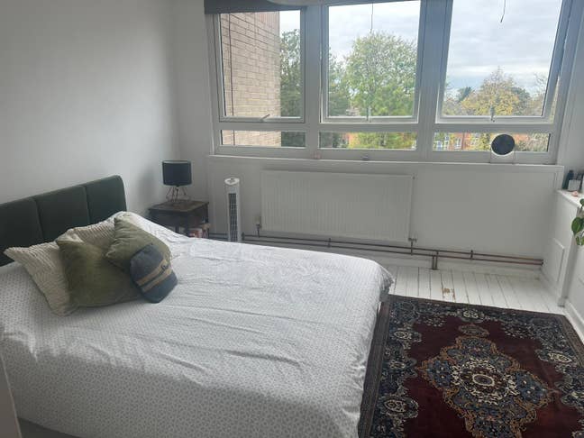 Bright & Spacious Room - £925 + Bills Main Photo