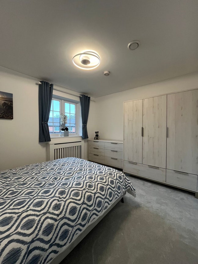 Refurbished, stylish flat - room available  Main Photo