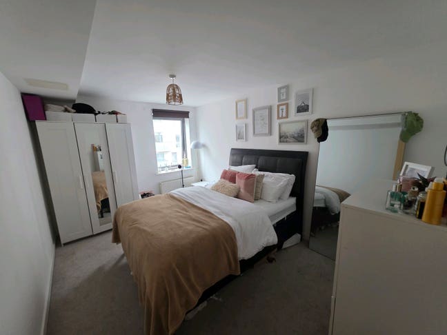 East London canal side flat with 1 other female Main Photo
