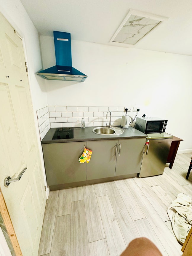 Garden Room Studio to Let – Ready to Move In !!  Main Photo