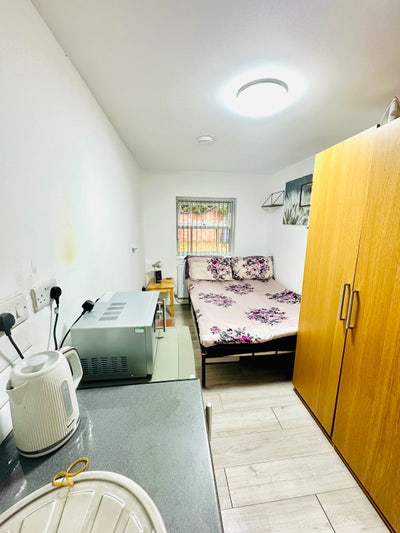 Garden Room Studio to Let – &pound;160 PER Week  Main Photo