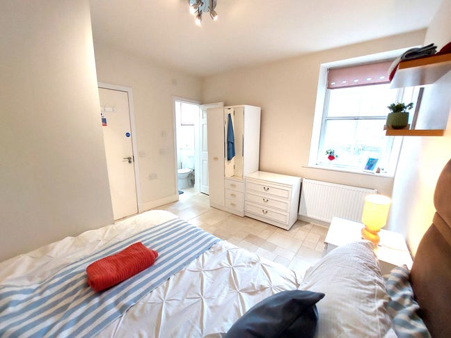 Ensuite double room near town centre Main Photo