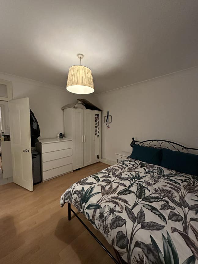 Spacious Double Room in Cozy Flat  Chiswick W4 Main Photo