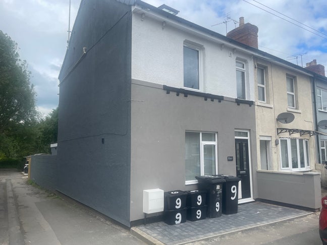 Large double room- near train/bus station Main Photo