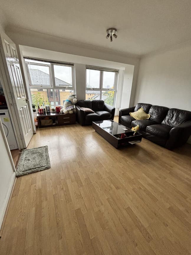 Spacious Double Room in Friendly Household Main Photo