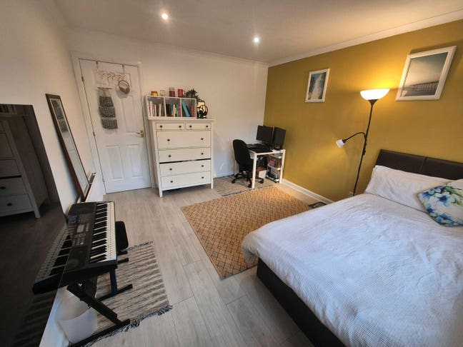 Spacious double room in Leith (Central Edinburgh)  Main Photo