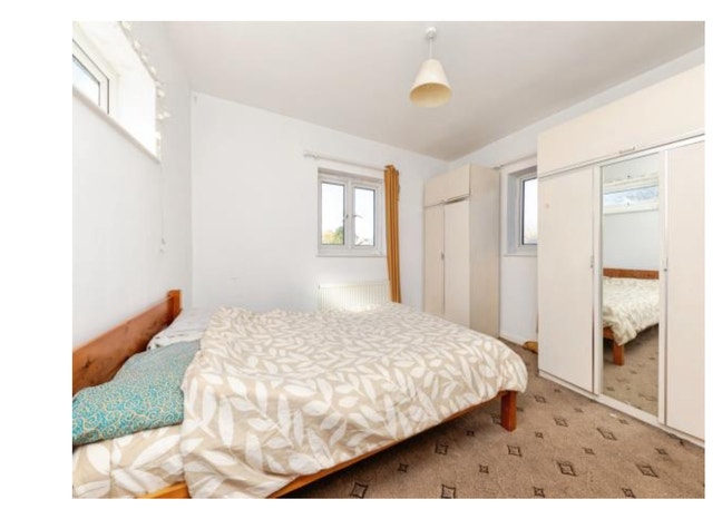 Double bed room in big semi detached house  Main Photo