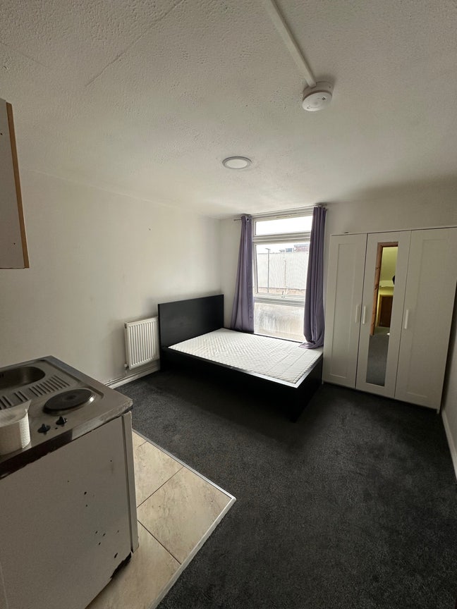 Spacious Studio with Private En-Suite - £1000 Main Photo
