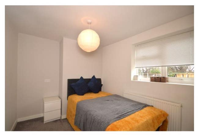 Spacious Room Close to City Main Photo