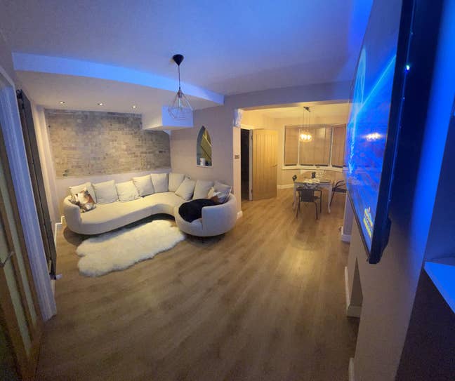 Bright Ensuite Room - 5 Mins to Upney Station Main Photo