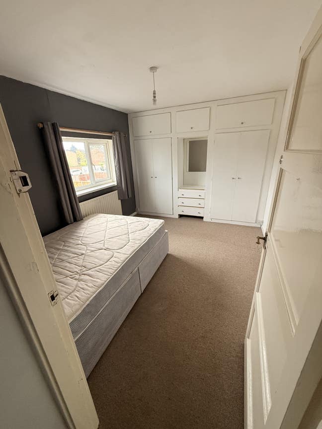 Large double room in newly refurbished house Main Photo