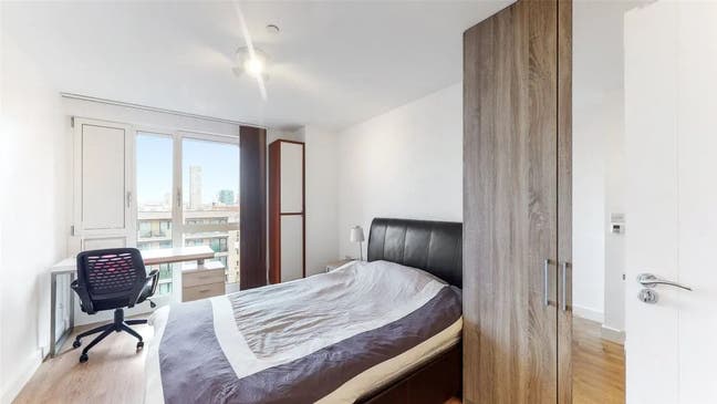 East London Master Bedroom with Private Bathroom Main Photo