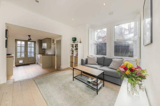 2 Bed Maisonette w/ Garden 2 Mins Walk From Tube! Main Photo
