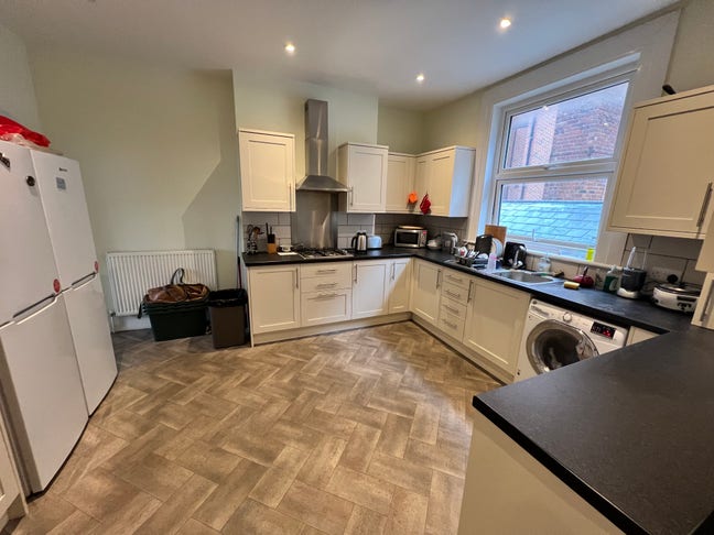Large modern double room in town centre Main Photo