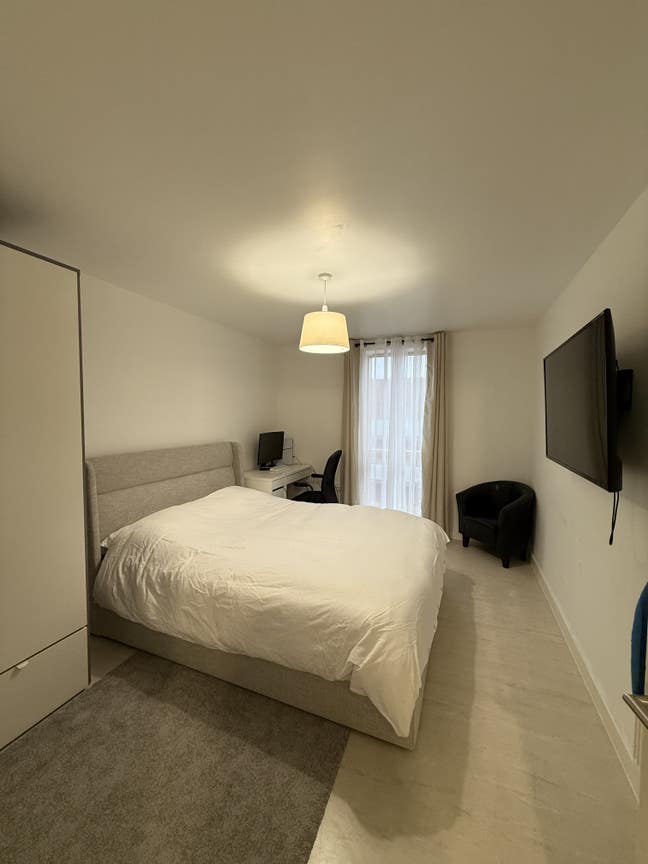 Large Double Room To Rent Main Photo
