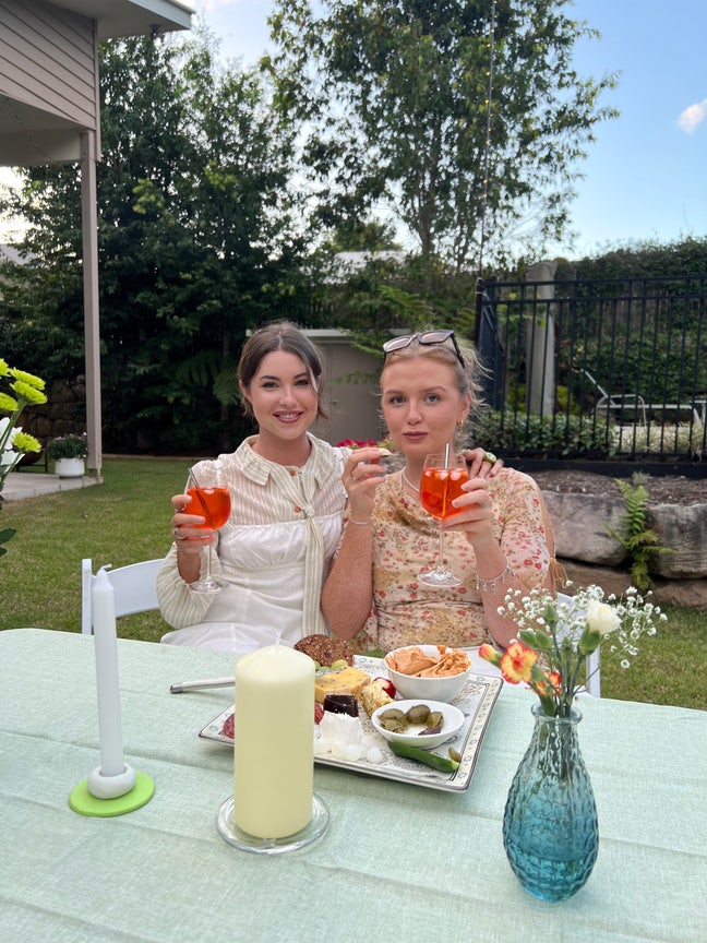 Aussie females looking for a flat  Main Photo