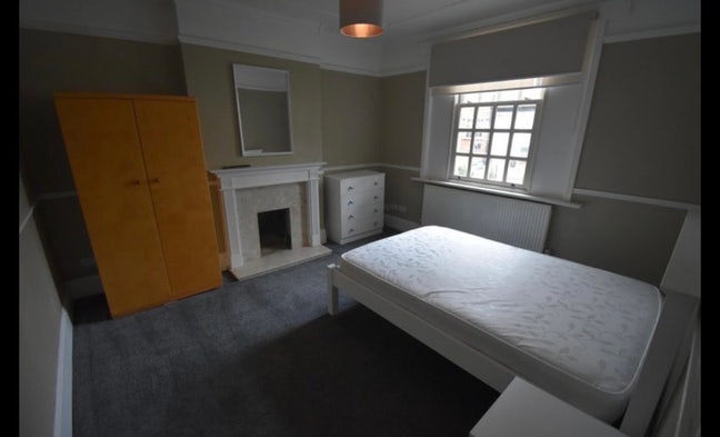Room available Main Photo
