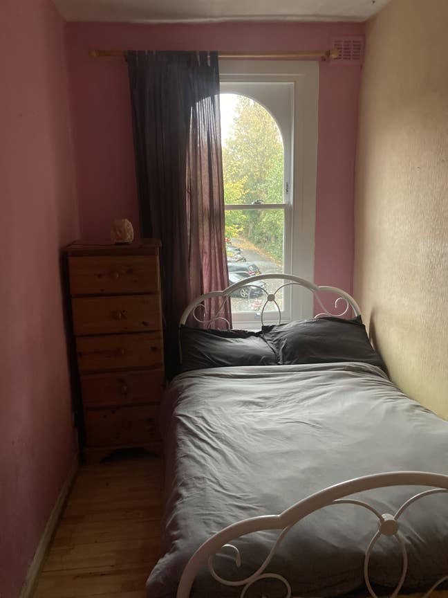 Small Double Bedroom Available for short  Main Photo