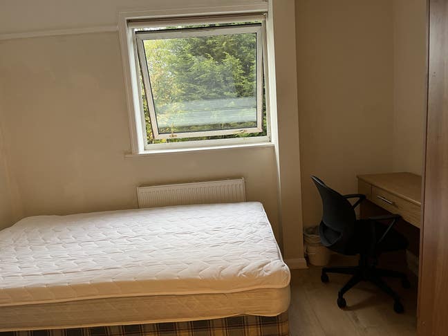 Furnished double bedroom for a student - Didsbury  Main Photo