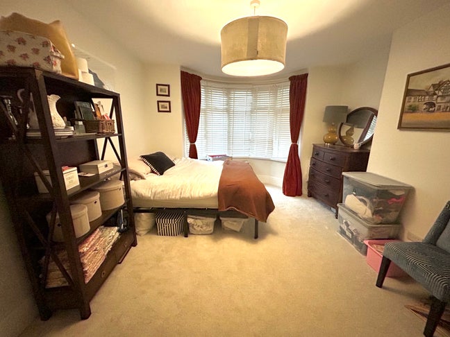 Mon - Fri double bedroom in my quiet & tidy home Main Photo
