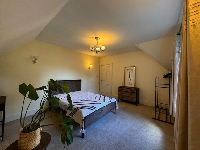 Large Double Bedroom  Main Photo