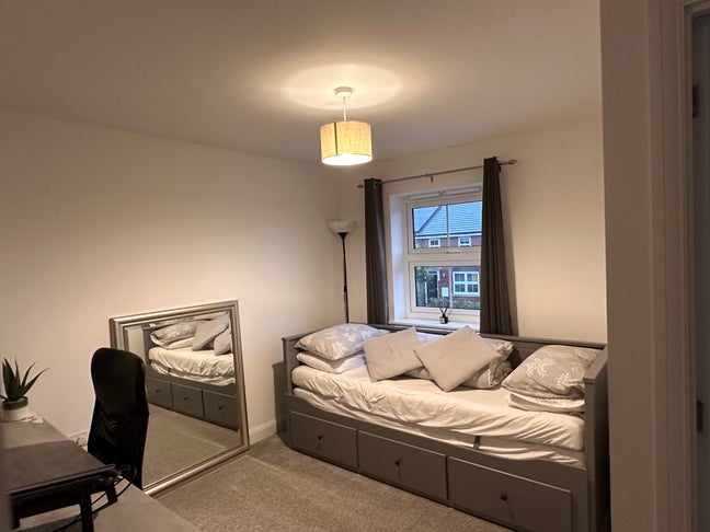 Double room available in professional household Main Photo