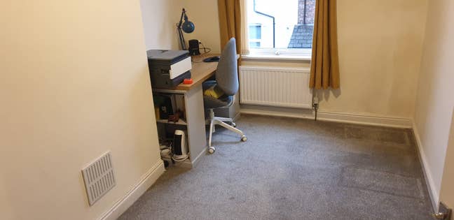 Spare room to rent  - double or single bed, £550pm Main Photo