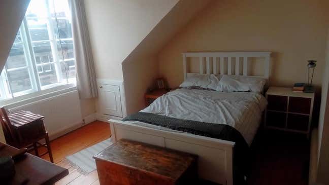 Ensuite master bedroom in West End tenement flat Main Photo