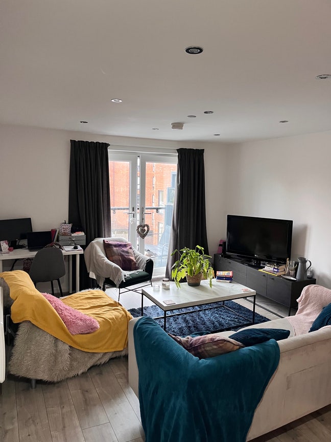 Room with en-suite in cosy girly flat x Main Photo