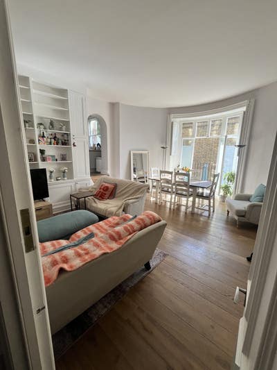 Mon - Fri in Clapham Main Photo