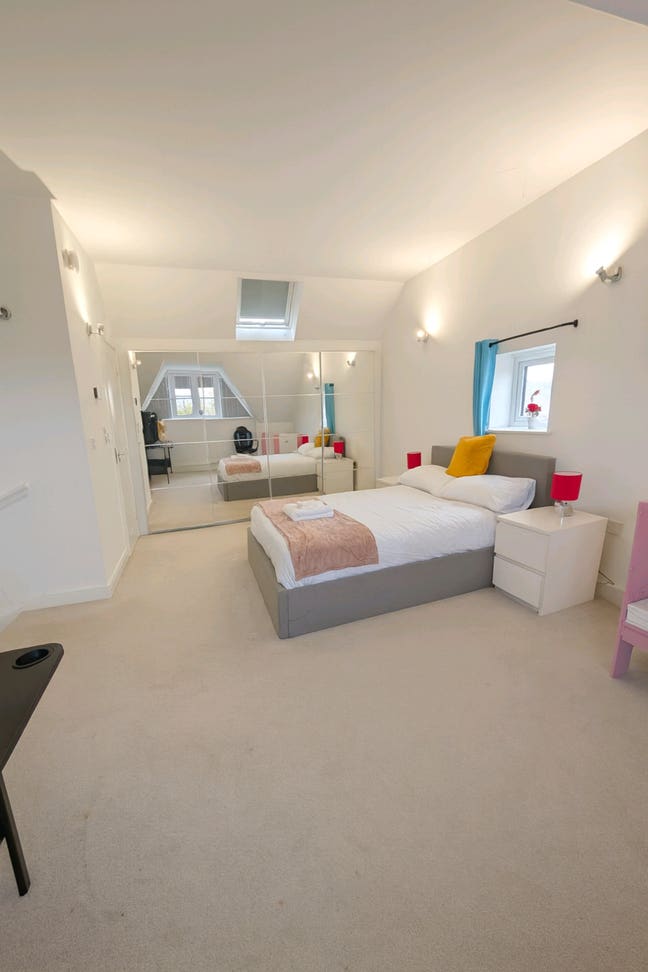 Sunny ensuite with workspace and private bathroom Main Photo