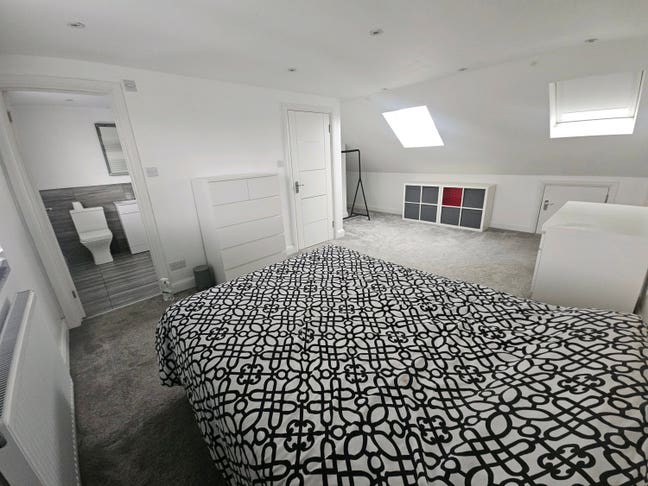 Modern Ensuite Loft Room – Ideal for Professional  Main Photo